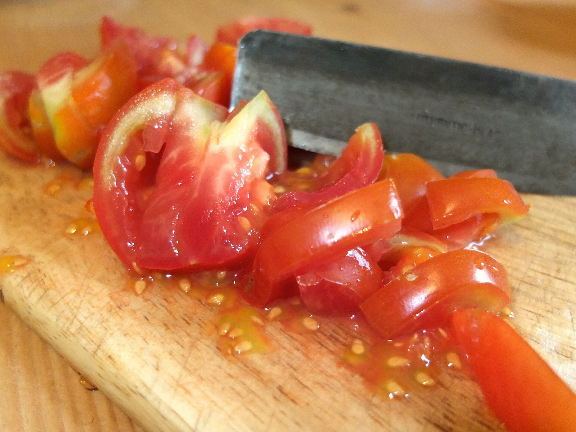 Tomatensamen auf Brett