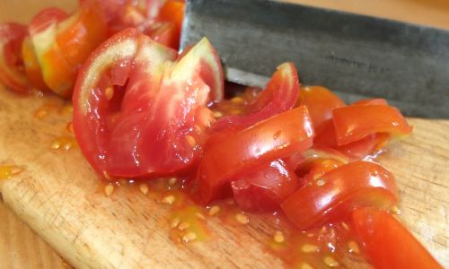 Tomatensamen auf Brett