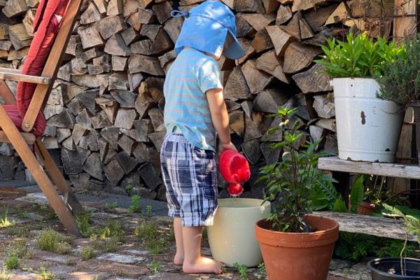 Kinder gärtnern. Kinder im Garten.