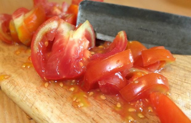 Tomatensamen auf Brett