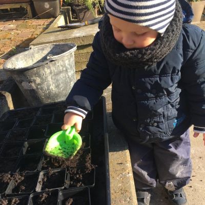 Kind im Garten Saatgut verschenken